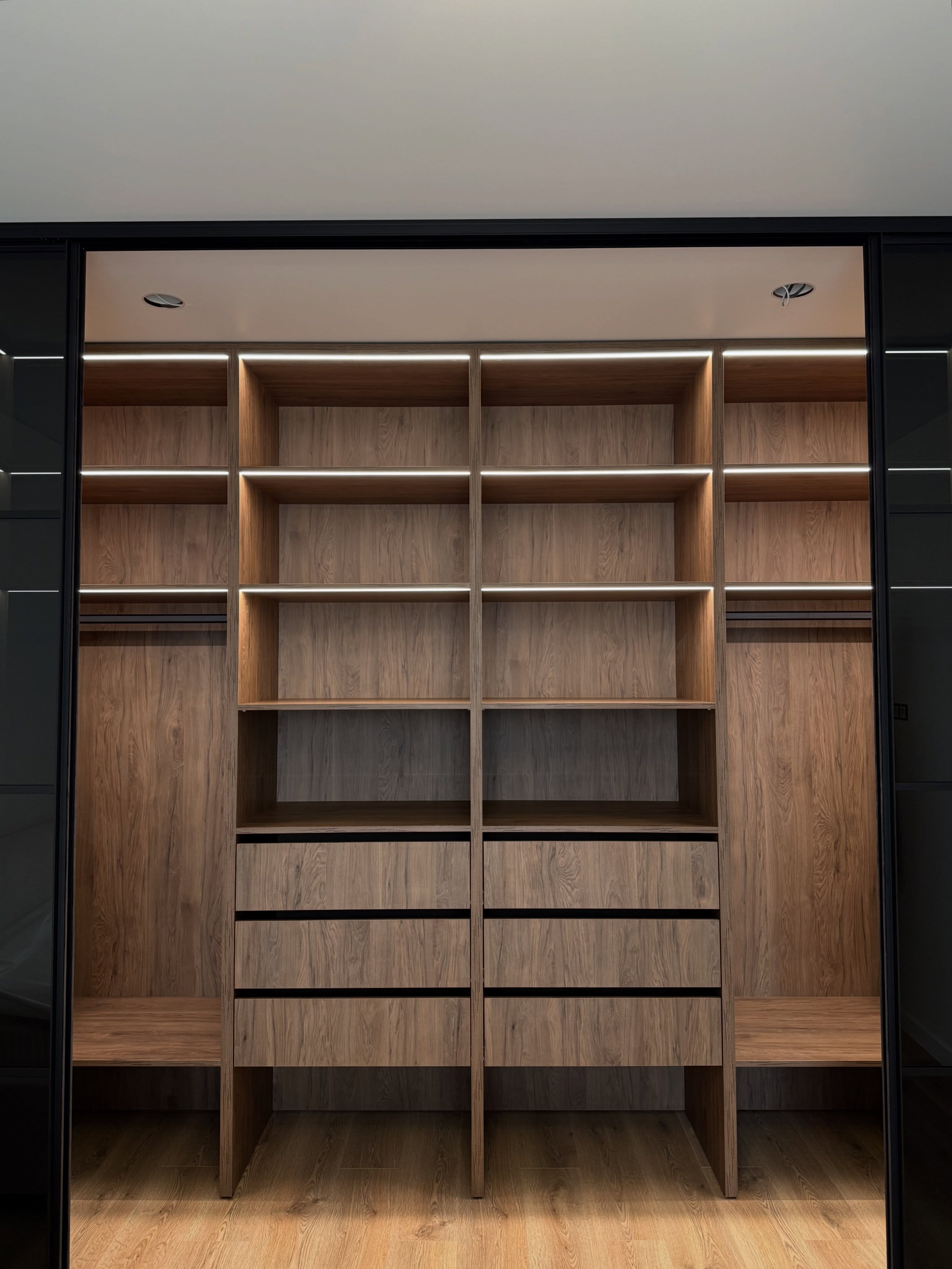 Walk-in ormar - crni hrast, LED — prikaz 3