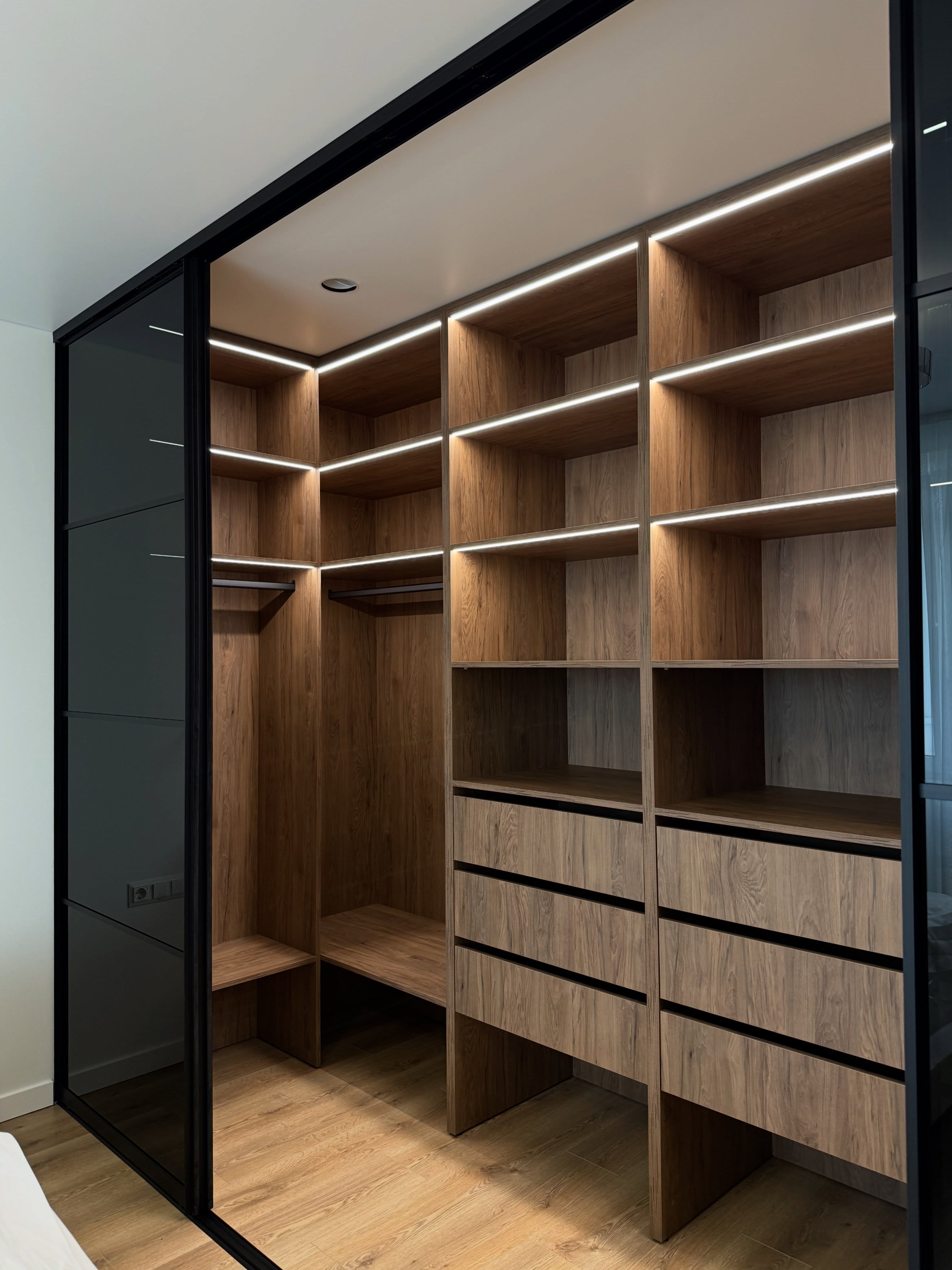 Walk-in ormar - crni hrast, LED — prikaz 1